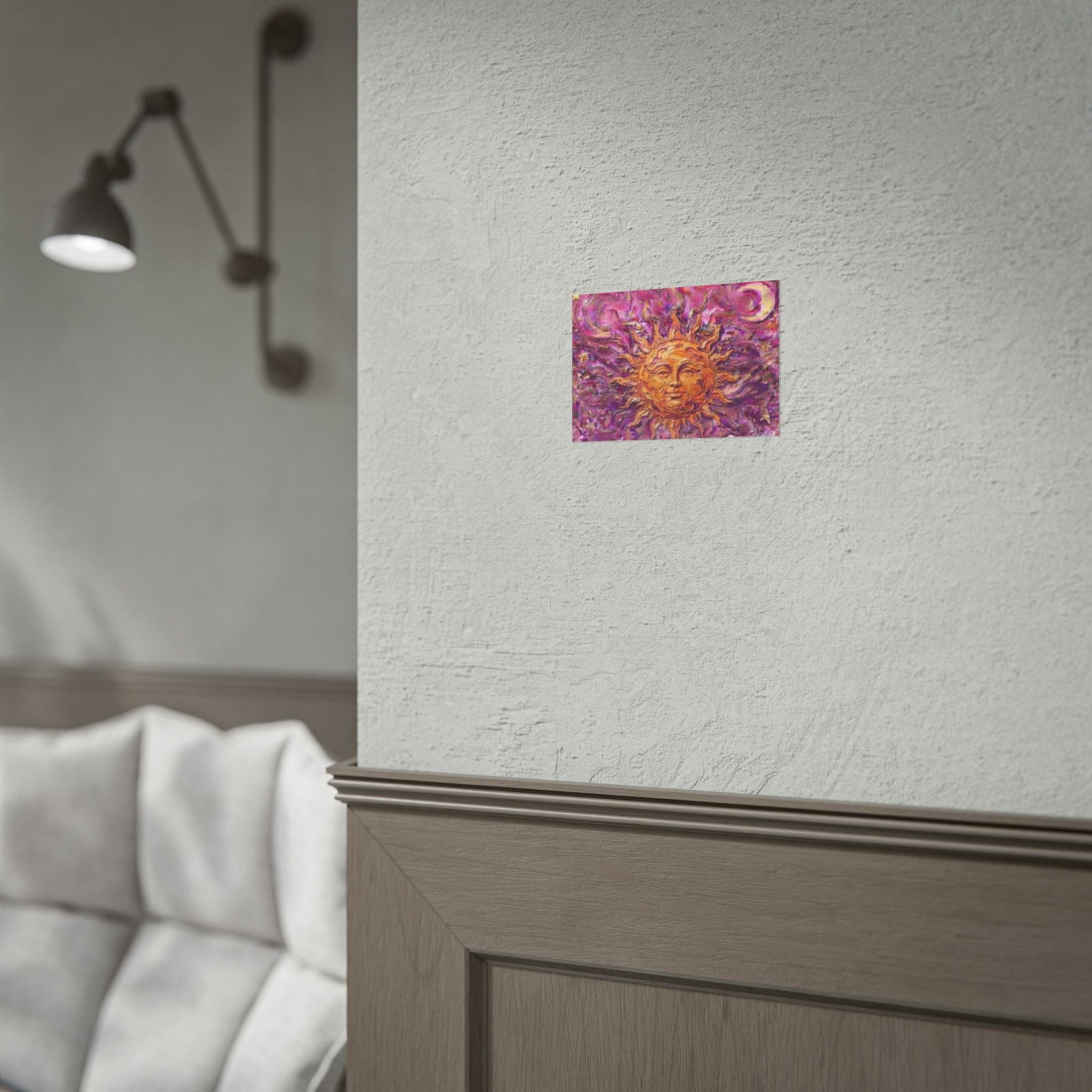 Póster de arte Sunburst - Sol dorado sobre fondo morado texturizado