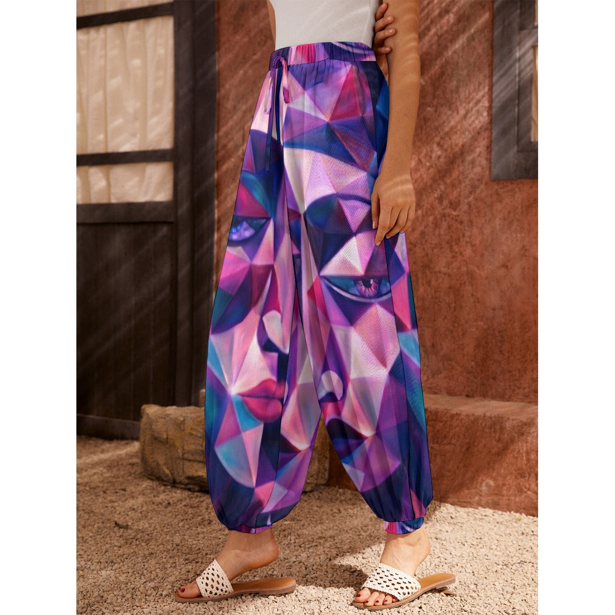 Pantaloni a carota da donna con stampa all-over
