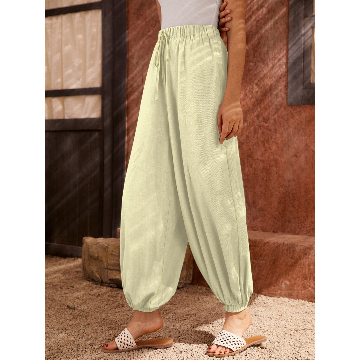 Pantaloni a carota da donna con stampa all-over