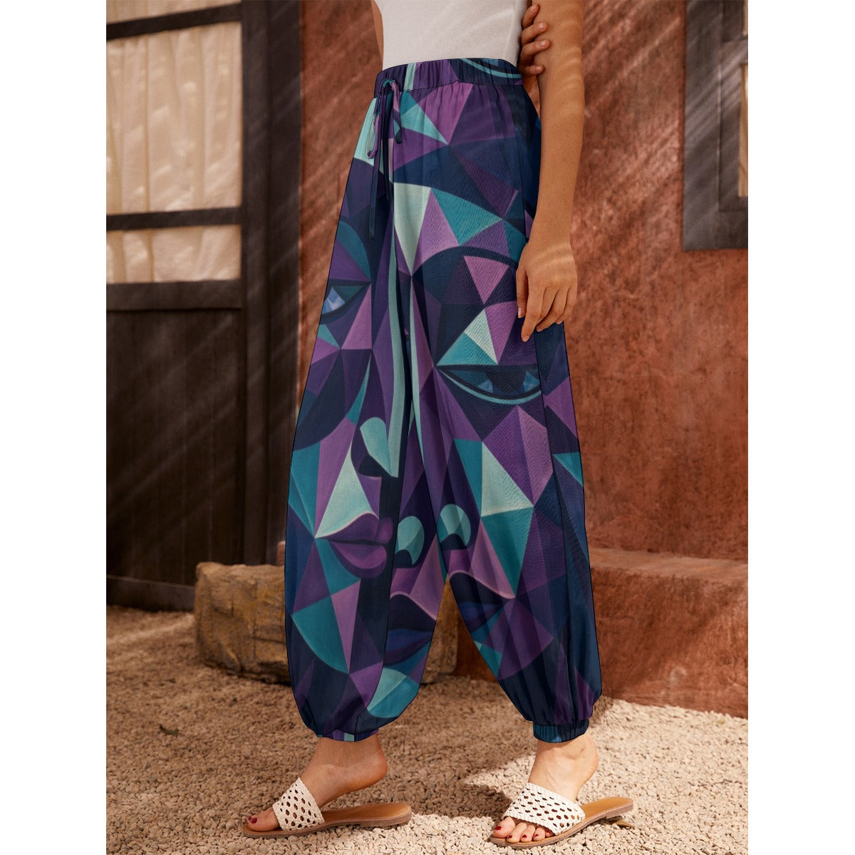 Pantaloni a carota da donna con stampa all-over